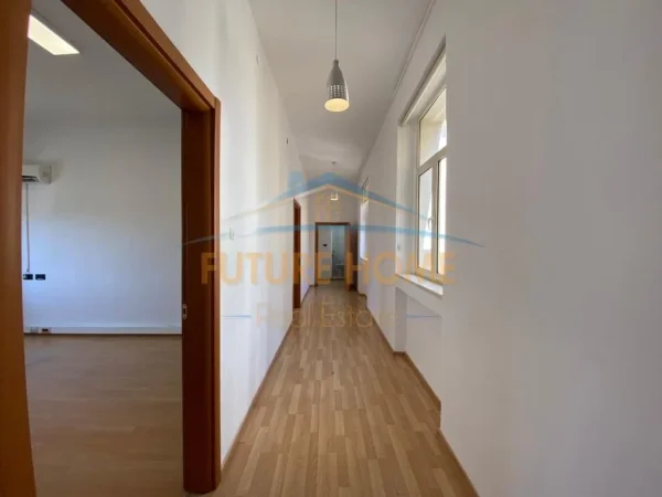 Tirane, jepet me qera ambjent biznesi Kati 0, 1.358 m² 28.000 € (Bllok)