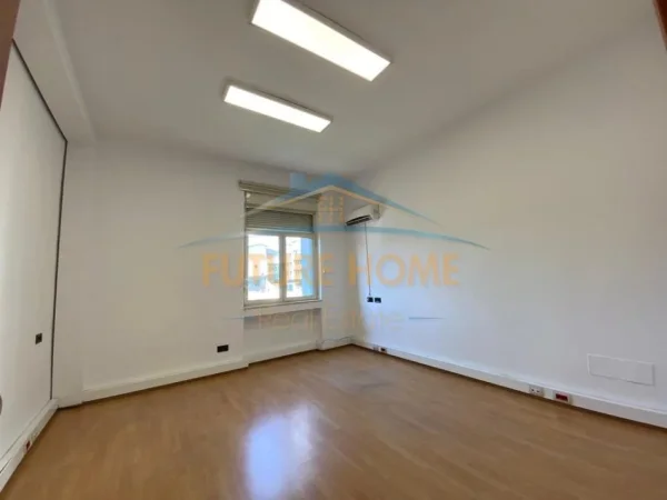 Tirane, jepet me qera ambjent biznesi Kati 0, 1.358 m² 28.000 € (Bllok)