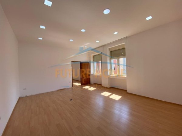 Tirane, jepet me qera ambjent biznesi Kati 0, 1.358 m² 28.000 € (Bllok)