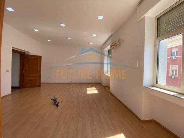 Tirane, jepet me qera ambjent biznesi Kati 0, 1.358 m² 28.000 € (Bllok)