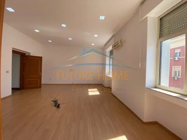 Tirane, jepet me qera ambjent biznesi Kati 0, 1.358 m² 28.000 € (Bllok)