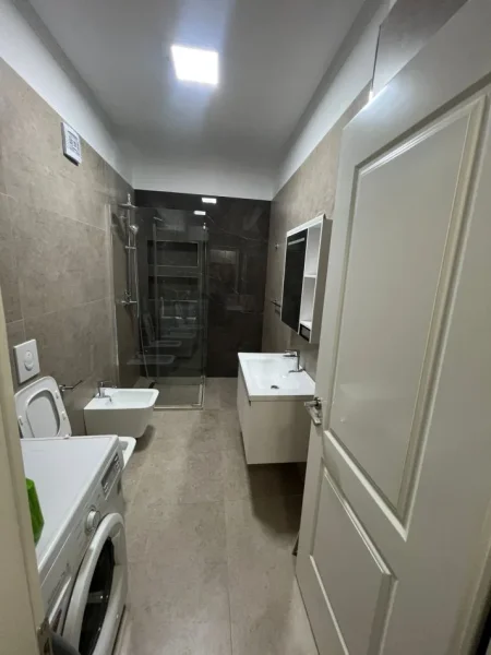 Tirane, jepet me qera apartament 1+1+Ballkon Kati 7, 73 m² 700 € (Kompleksi Delijorgji, Rruga e Kavajës)