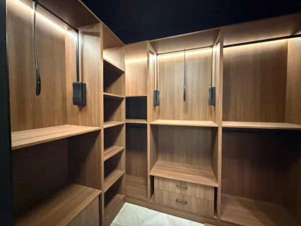 Tirane, shitet apartament luksoz 2+1+2+Ballkon Kati 10, 112 m² 285.000 € (Komuna Parisit)