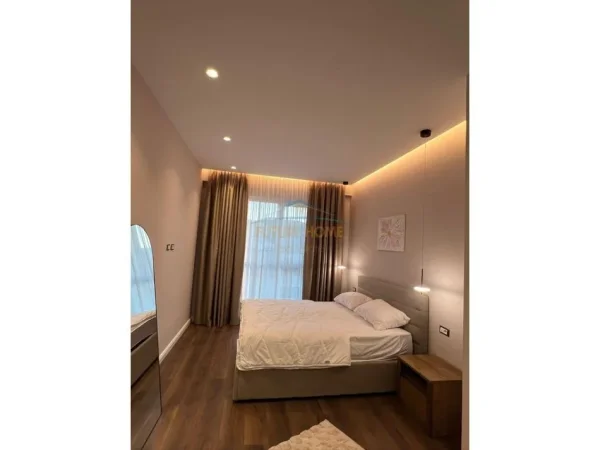 Tirane, jepet me qera apartament 2+1+2+Ballkon Kati 9, 95 m² 1.100 € (Komuna e Parisit)