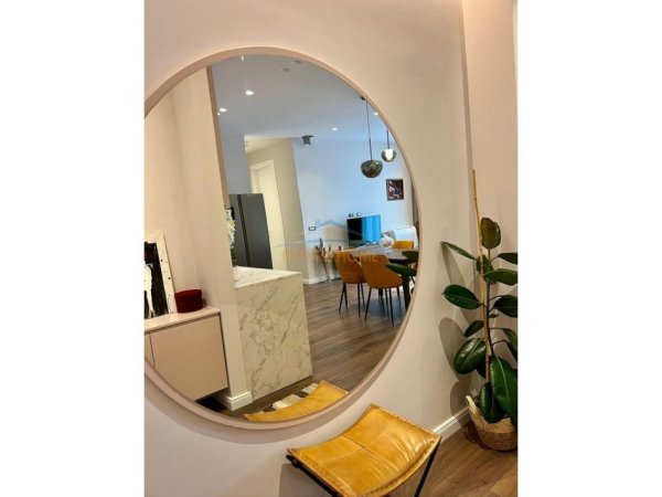 Tirane, jepet me qera apartament 2+1+2+Ballkon Kati 9, 95 m² 1.100 € (Komuna e Parisit)