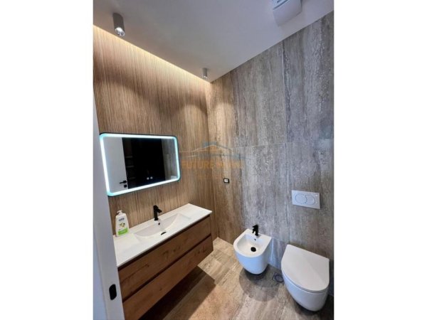 Tirane, jepet me qera apartament 2+1+2+Ballkon Kati 9, 95 m² 1.100 € (Komuna e Parisit)