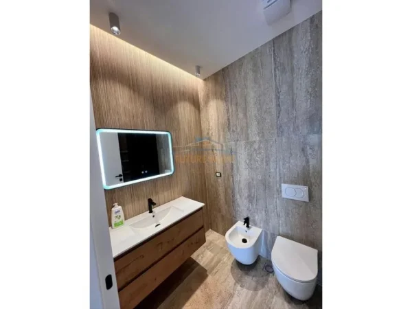 Tirane, jepet me qera apartament 2+1+2+Ballkon Kati 9, 95 m² 1.100 € (Komuna e Parisit)