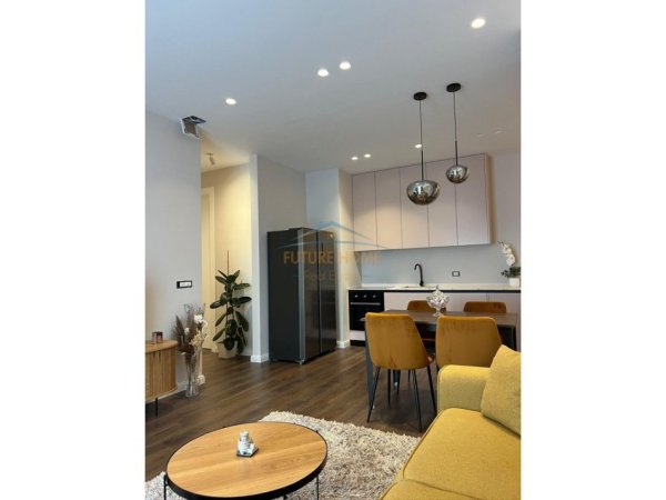 Tirane, jepet me qera apartament 2+1+2+Ballkon Kati 9, 95 m² 1.100 € (Komuna e Parisit)