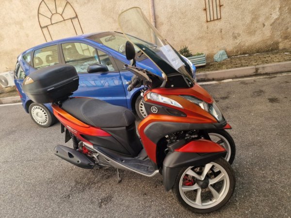 Tirane, shes Yamaha tricity 124 cc , e kuqe 35.000 km 2.800 €