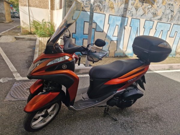 Tirane, shes Yamaha tricity 124 cc , e kuqe 35.000 km 2.800 €