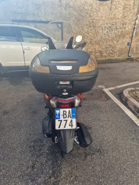Tirane, shes Yamaha tricity 124 cc , e kuqe 35.000 km 2.800 €