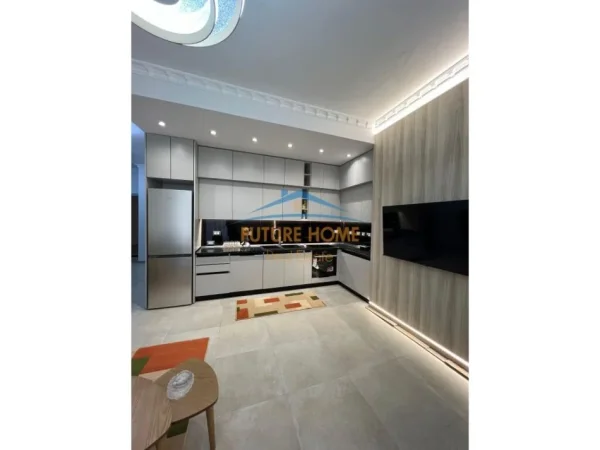 Tirane, jepet me qera Apartament 2+1+2+Ballkon Kati 8, 109 m² 1.100 € (Qender)