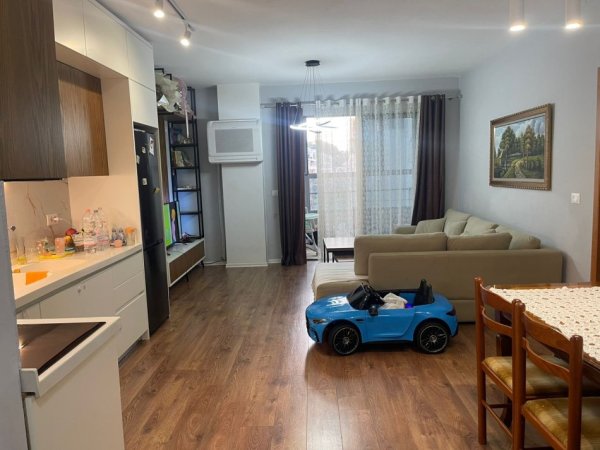 Tirane, jepet me qera apartament 1+1+Ballkon Kati 6, 70 m² 450 € (Yzberisht)