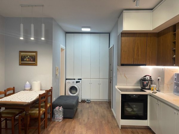 Tirane, jepet me qera apartament 1+1+Ballkon Kati 6, 70 m² 450 € (Yzberisht)