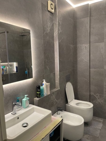 Tirane, jepet me qera apartament 1+1+Ballkon Kati 6, 70 m² 450 € (Yzberisht)