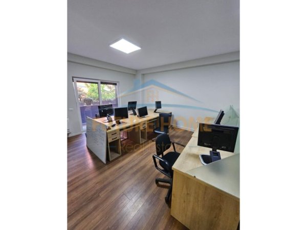 Tirane, jepet me qera zyre Kati 1, 106 m² 700 € (Rruga Jordan Misja)