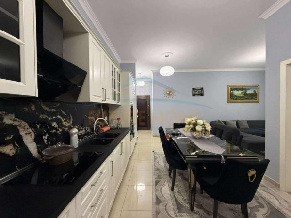Tirane, jepet me qera apartament 2+1 Kati 1, 108 m² 600 € (Vila L, Unaza e Re)