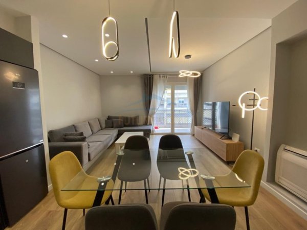 Tirane, jepet me qera apartament 2+1+Ballkon Kati 5, 110 m² 1.001 € (Komuna e Parisit)