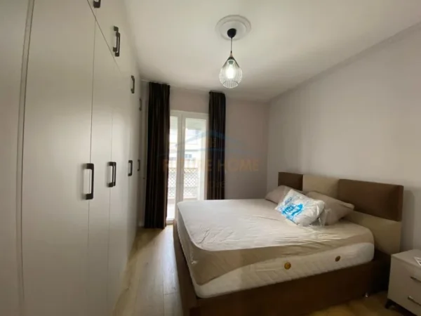 Tirane, jepet me qera apartament 2+1+Ballkon Kati 5, 110 m² 1.001 € (Komuna e Parisit)