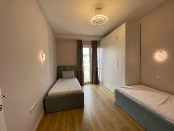 Tirane, jepet me qera apartament 2+1+Ballkon Kati 5, 110 m² 1.001 € (Komuna e Parisit)