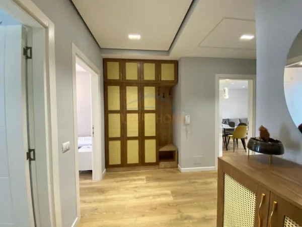Tirane, jepet me qera apartament 2+1+Ballkon Kati 5, 110 m² 1.001 € (Komuna e Parisit)