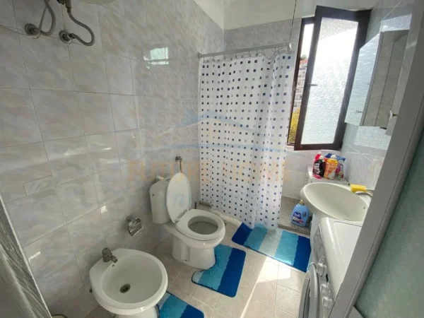 Tirane, jepet me qera apartament 2+1+Ballkon Kati 5, 100 m² 600 € (Ali Dem)
