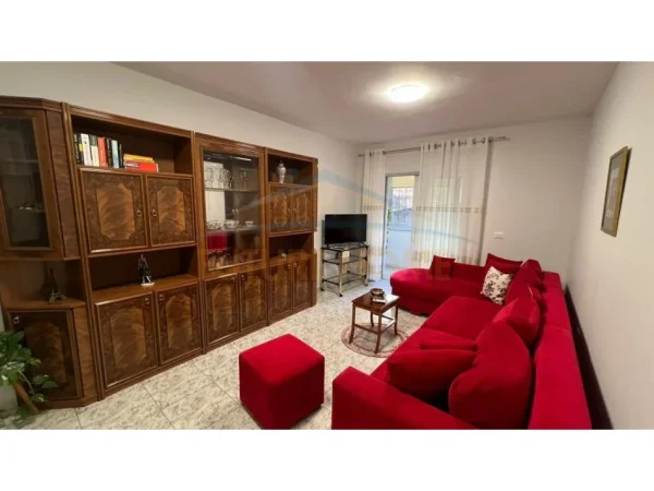 Tirane, jepet me qera apartament 2+1+Ballkon Kati 1, 86 m² 650 € (Rruga Fortuzi)