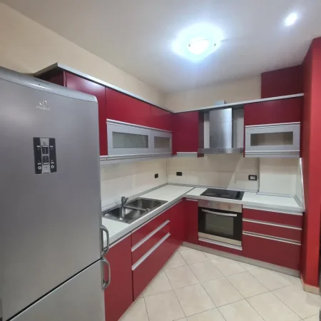 Tirane, jap me qera apartament 2+1+Ballkon Kati 3, 105 m², 600 € (Rruga Bilal Sina, Tirane)