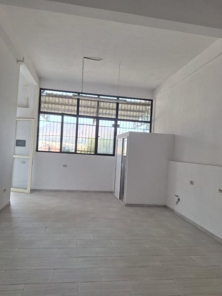 Shqiperi, jepet me qera magazine , 50 m² 300 € (SAUK PRANË HOTEL BONSAI)