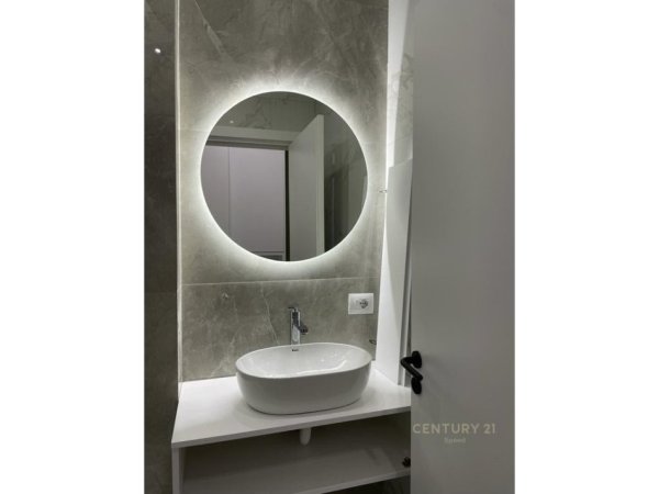 Tirane, jepet me qera apartament 1+1 Kati 3, 71 m² 900 € (Rr. Kosovareve)