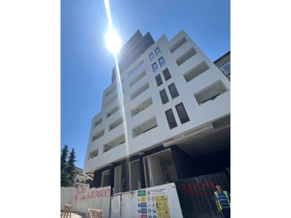 Tirane, shitet apartament 1+1+Ballkon Kati 8, 114 m² 145.000 € (Shkolla e Bashkuar)