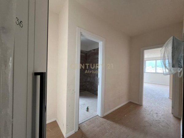 Tirane, shitet apartament 1+1+Ballkon Kati 8, 114 m² 145.000 € (Shkolla e Bashkuar)