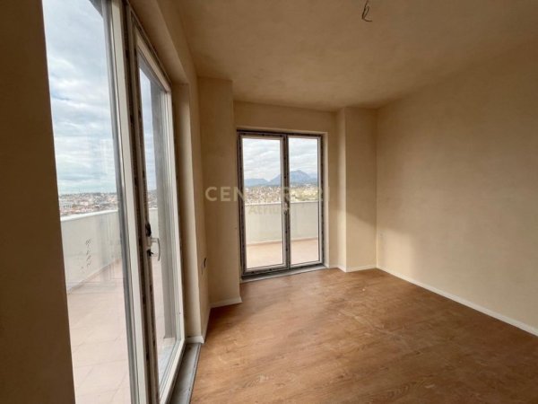 Tirane, shitet apartament 1+1+Ballkon Kati 8, 114 m² 145.000 € (Shkolla e Bashkuar)