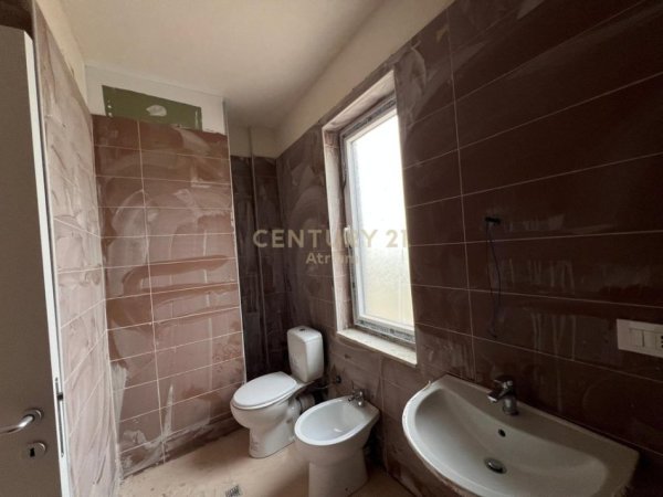 Tirane, shitet apartament 1+1+Ballkon Kati 8, 114 m² 145.000 € (Shkolla e Bashkuar)