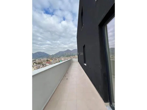 Tirane, shitet apartament 1+1+Ballkon Kati 8, 114 m² 145.000 € (Shkolla e Bashkuar)