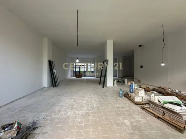 Tirane, jepet me qera ambjent biznesi Kati 0, 213 m² 3.500 € (Shkoze)