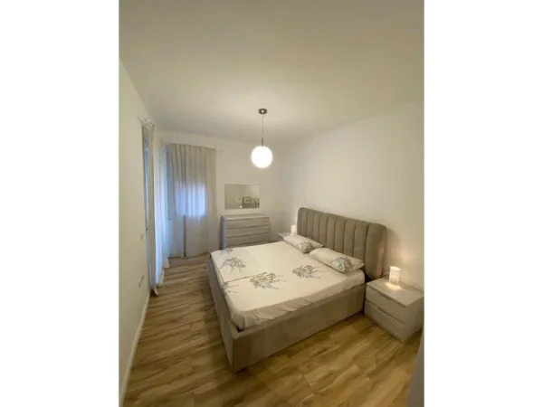Tirane, jepet me qera apartament 2+1 Kati 8, 92 m² 570 € (Tirana Golden Park 3)
