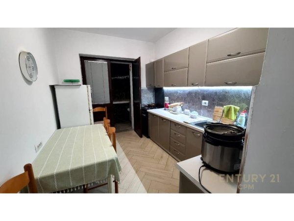 Tirane, jepet me qera apartament 2+1 Kati 2, 78 m² 900 € (Rr. Barrikadave)