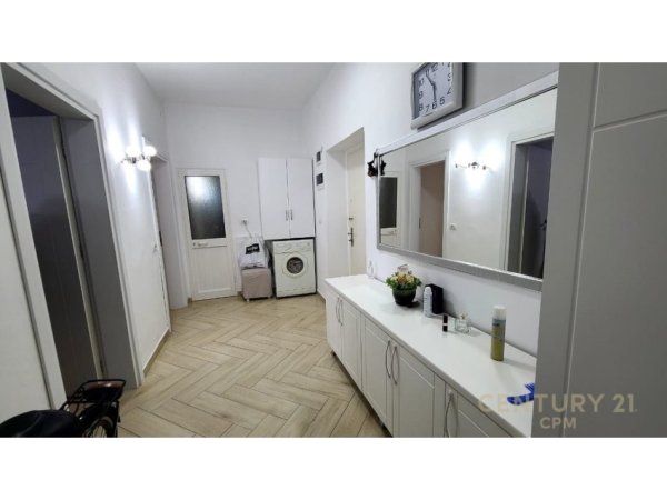 Tirane, jepet me qera apartament 2+1 Kati 2, 78 m² 900 € (Rr. Barrikadave)