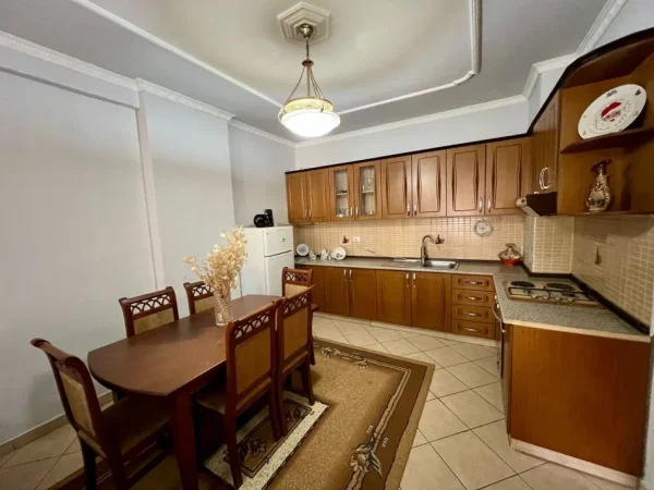 Tirane, jepet me qera apartament 2+1+Ballkon Kati 3, 120 m² 570 € (Astir)