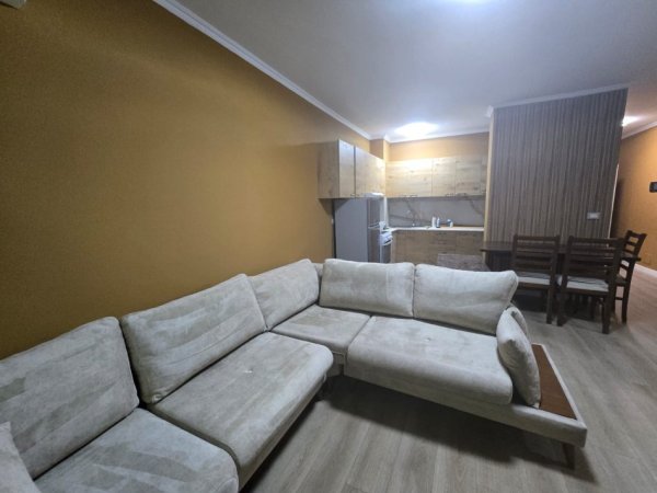 Tirane, jepet me qera apartament 2+1 , 80 m² 700 € (Komuna e Parisit)