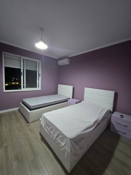 Tirane, jepet me qera apartament 2+1 , 80 m² 700 € (Komuna e Parisit)
