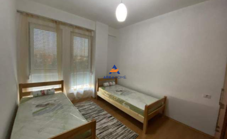 Tirane, jepet me qera apartament 3+1+Ballkon Kati 5, 120 m² 650 € (5 MAJI)