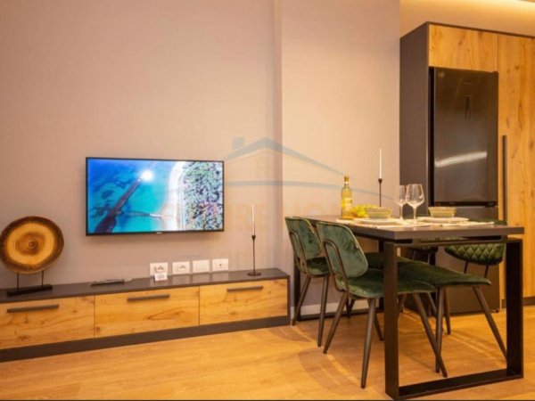 Tirane, shitet apartament 1+1 Kati 4, 216 m² (RRUGA BARRIKADAVE)