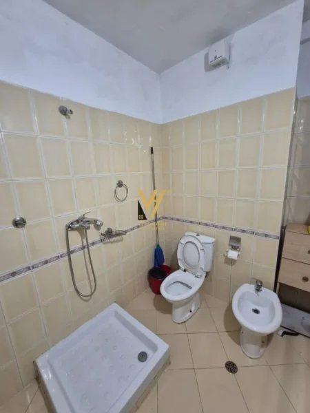 Tirane, jepet me qera apartament 2+1+Ballkon Kati 2, 105 m² 600 € (KOMUNA E PARISIT)