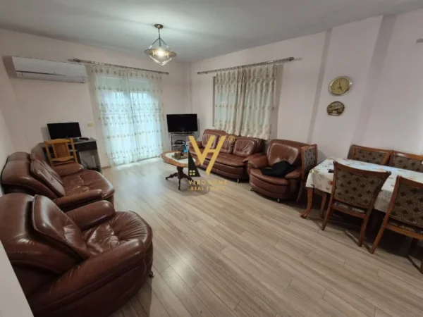 Tirane, jepet me qera apartament 2+1+Ballkon Kati 2, 105 m² 600 € (KOMUNA E PARISIT)
