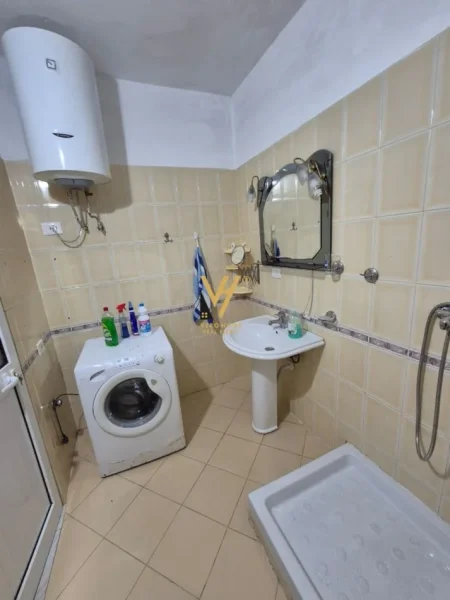 Tirane, jepet me qera apartament 2+1+Ballkon Kati 2, 105 m² 600 € (KOMUNA E PARISIT)
