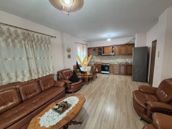 Tirane, jepet me qera apartament 2+1+Ballkon Kati 2, 105 m² 600 € (KOMUNA E PARISIT)