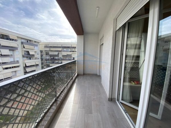 Tirane, jepet me qera apartament 2+1 Kati 5, 110 m² 1.000 € (Komuna e Parisit)