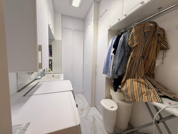 Tirane, shitet apartament 3+1 Kati 3, 181 m² 355.000 € 